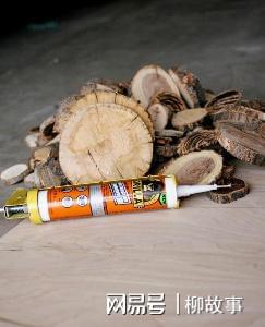 她家背景墙不刷漆不做造型直接砍棵树回家切成一片片做装饰(图4)